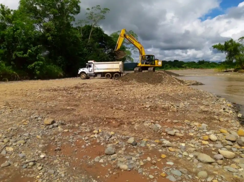 Une pelleteuse extrait illégalement des matériaux de la rivière à San José de Uré (14 septembre 2022, source anonyme)