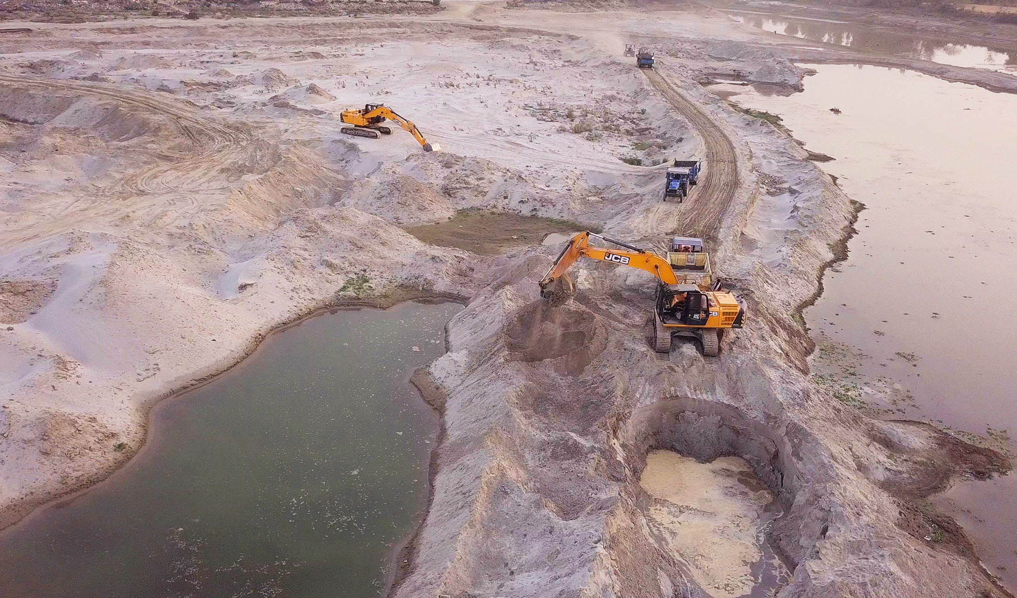 Sand mafias silence journalists in India - Forbidden Stories